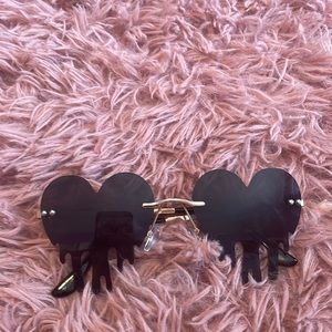 This are sun glasses that are dripping and they are in good condition.:)) <3